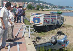 Yoldan çıkan kamyon plaja daldı