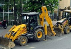 İş makinası uçuruma yuvarlandı:2 yaralı