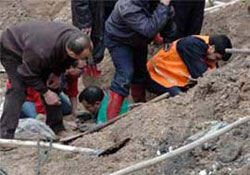 Göçük altında kalan işçi hayatını kaybetti