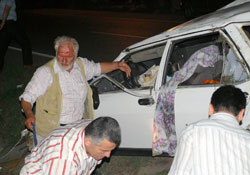 Hurdaya dönen araçtan sağ cıktılar