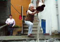 Ordu'da yağış su baskınına neden oldu