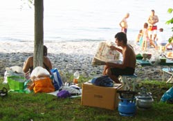 Fındık hasatını bitiren denize iniyor