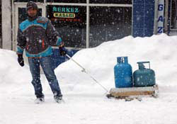 Evlere kızakla tüp servisi yapılır