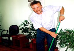 Cezasını temizlik yaparak çekiyor