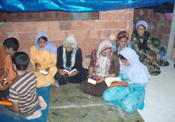 Fındık işçilerine kitap dağıtıldı