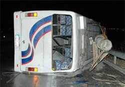 Yolcu otobüsü şarampole devrildi:49 yaralı