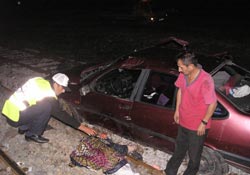 Takla atan araç demiryoluna düştü