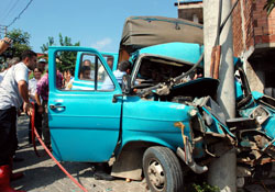 Freni patlayan kamyon direğe çarptı;2 yaralı