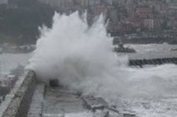 Dev dalgalar mendireği yıktı