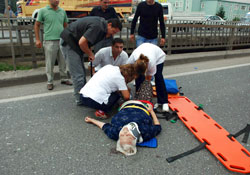 Otomobilin çarptığı kadın yaralandı