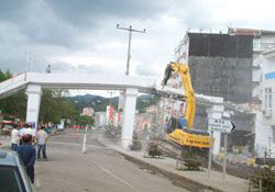 Kullanılmayan üst geçit yıkıldı