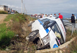 Hasta sevkinden dönen ambulans kaza yaptı