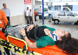 Minibüs öğrencilere çarptı; 2 yaralı