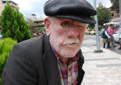 Tek gözü için kanserle mücadele ediyor