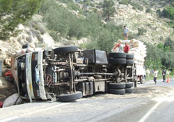 Fatsa'da kamyon devrildi:1 yaralı