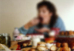 Aşırı yemek midesinden etti