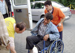 Odun yerine kendini kesti