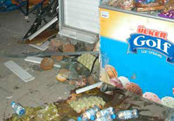 Otomobil büfeye girdi