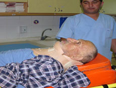 85'lik dede ağaçtan düşünce hastanelik oldu