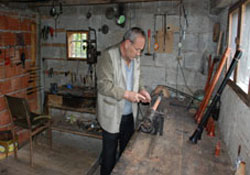 Gül ağacı onun elinde sesleniyor