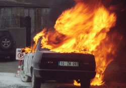 Park halindeki oto yandı