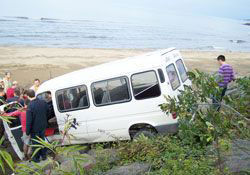 Minibüs şarampole devrildi:1 ölü 12 yaralı