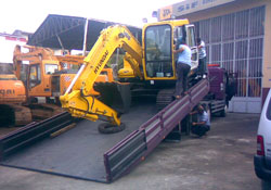 Tırın taşıdığı iş makinaları uçuruma yuvarlandı