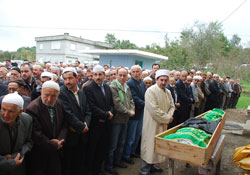 Cenazae namazını oğlu kıldırdı