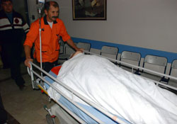 Araba dere yatağına uçtu:1 yaralı