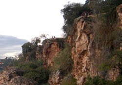 Uçurumdan düştü hayatını kaybetti