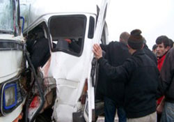 İki minibüs çarpıştı:12 yaralı