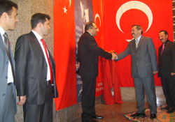 Vali Resepsiyona yanlız katıldı