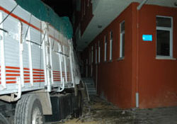 Abulansı es geçti eve çarptı