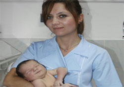 Taksi durağında 5 günlük bebek