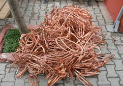 Hırsızlar yer altındaki kabloyu bile çaldı