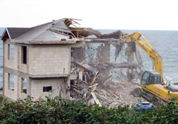 Perşembe'de 3 katlı villa kıyı muhalefetinden yıkıldı