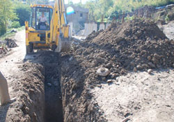 Dereye akan kanalizasyonu temizleniyor