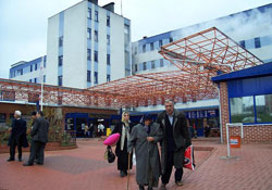 Prof.Dr. Dindar'a teşekkür plaketi