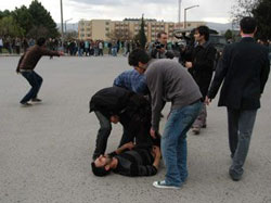 Üzmez fanatikleri azıttı