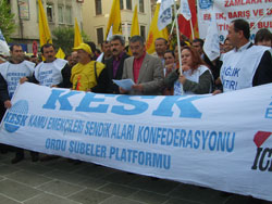 KESKten AKPye karşı oturma eylemi