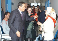 Cebindense mesele yok!.. Torun gül dağıttı