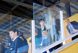 Tribünde yumurta savaşı