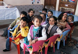 Çaresizlikten çocuklarını yurda verecek