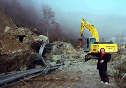 Heyelan Sahil yolunu trafiğe kapadı