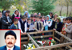Öğrencileri ölen öğretmenlerini unutmadı