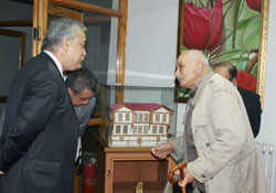 Ekrem Amcadan Kefelioğlu'na maket