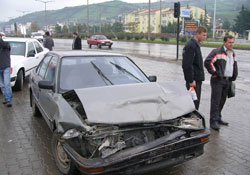 Ceneze dönüşü kaza yaptılar