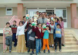 Yetiştirme yurdu çocuklarından köy okuluna yakacak