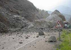 Karadeniz Sahil yolunda heyelan çalışması