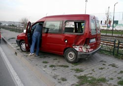 Dolmuşla otomobil çarpıştı:2 yaralı